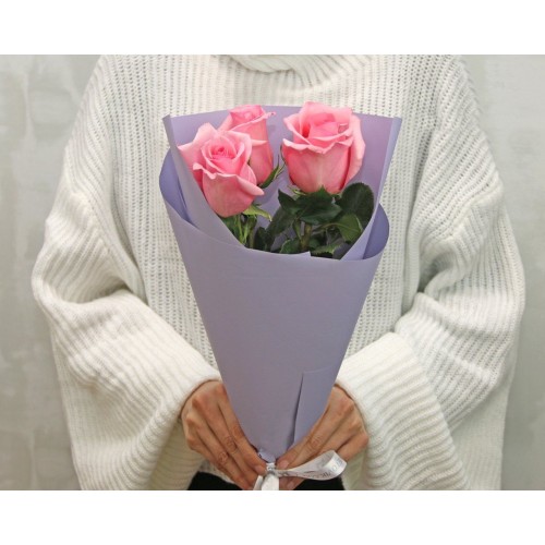 Купить на заказ  3 розовые розы с доставкой в Каскелене
