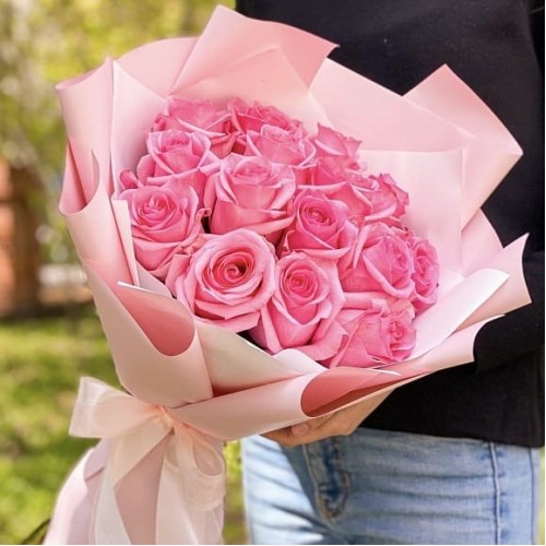 Купить на заказ Букет из 19 розовых роз с доставкой в Каскелене