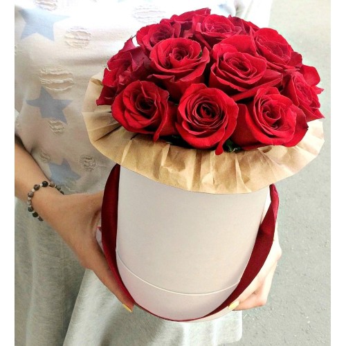Купить на заказ 11 красных роз в коробке с доставкой в Каскелене