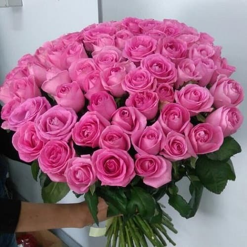 Купить на заказ Букет из 75 розовых роз с доставкой в Каскелене