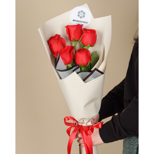 Купить на заказ Букет из 5 красных роз с доставкой в Каскелене