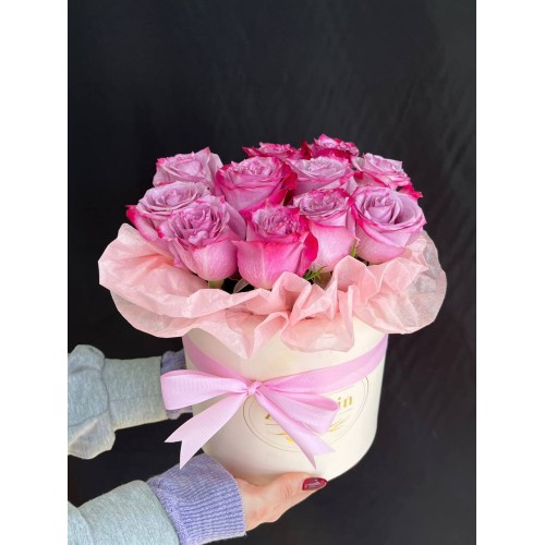 Купить на заказ 11 фиолетовых роз в коробке с доставкой в Каскелене
