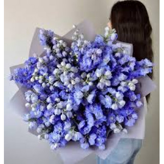 Букет из синих делфиниумов