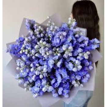 Букет из синих делфиниумов